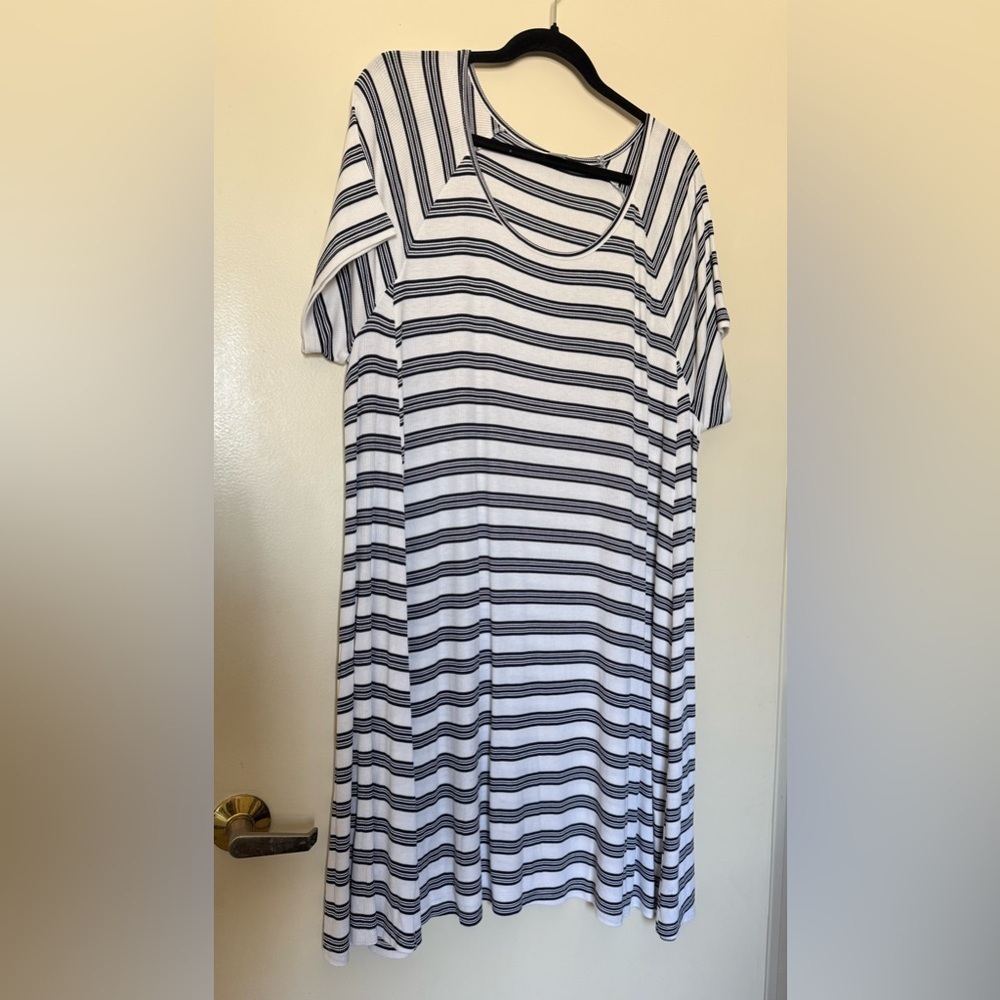 NWOT Old Navy Short Sleeve White & Navy Stripe Ribbed Dress in Size XXL